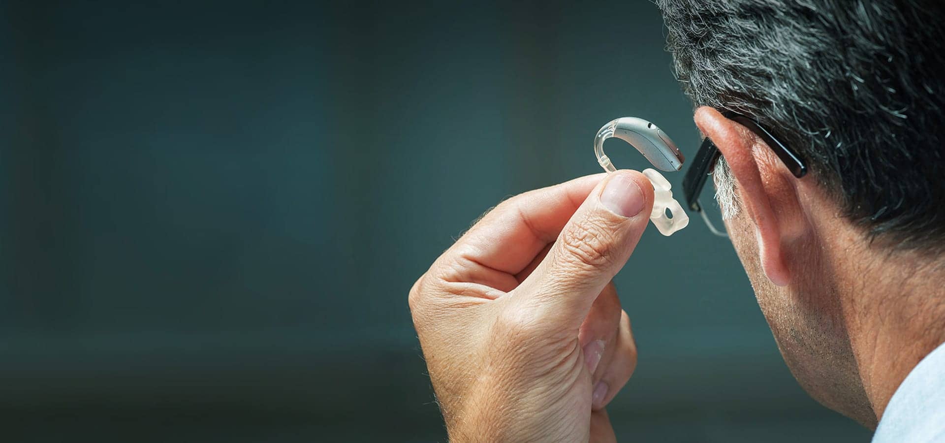 You are currently viewing Why you should clean your hearing aids regulary